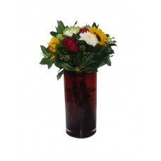 Μπουκέτο σε γυάλινο βάζο με ηλίανθους, τριαντάφυλλα, αναστασία και φυλλώματα